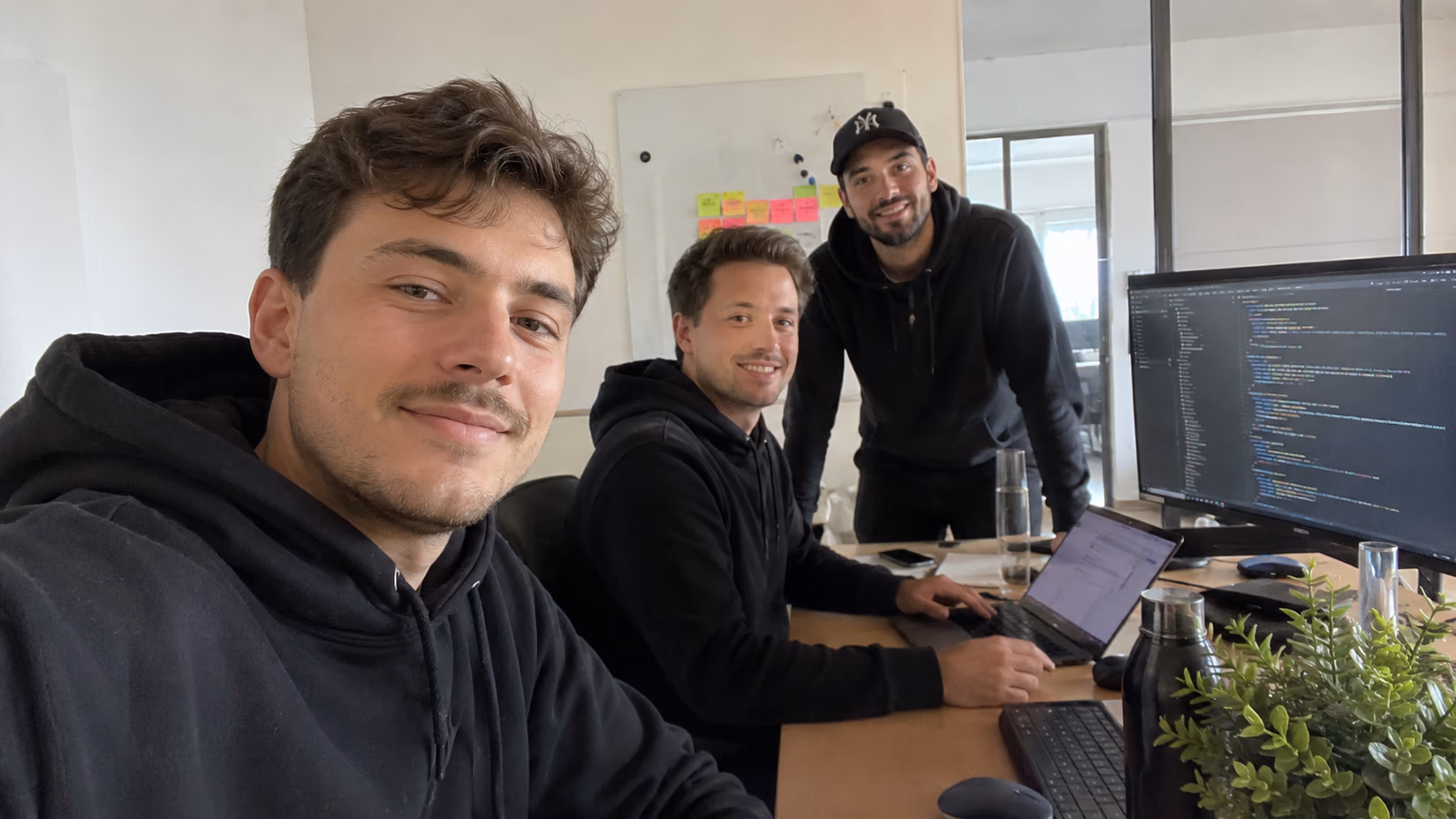 Das Team hinter Pareto.Tools: Lukas, David und Patrick gemeinsam im Büro